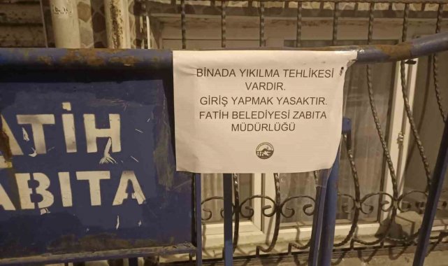 Fatih'te inşaat temeli kazılırken hasar gören bina boşaltıldı