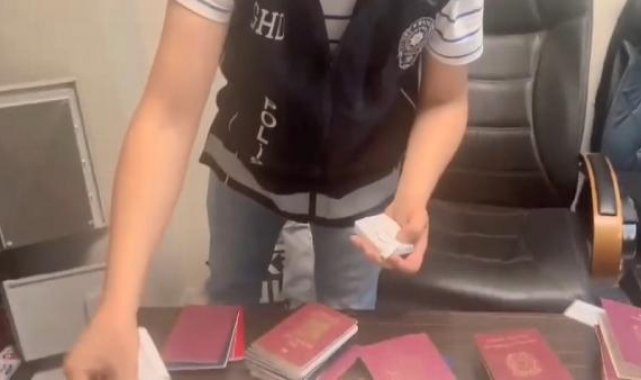 Fatih'te sahte pasaport operasyonu: Çok sayıda sahte kimlik ve pasaport ele geçirildi