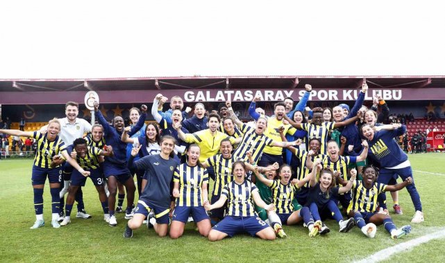 Fenerbahçe Kadın Futbol Takımı 13 oyuncu ile sözleşme yeniledi