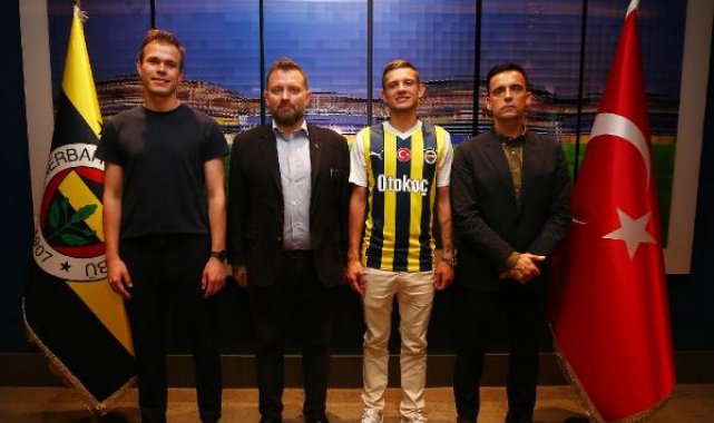 Fenerbahçe, Sebastian Szymanski ile 4 yıllık sözleşme imzaladı