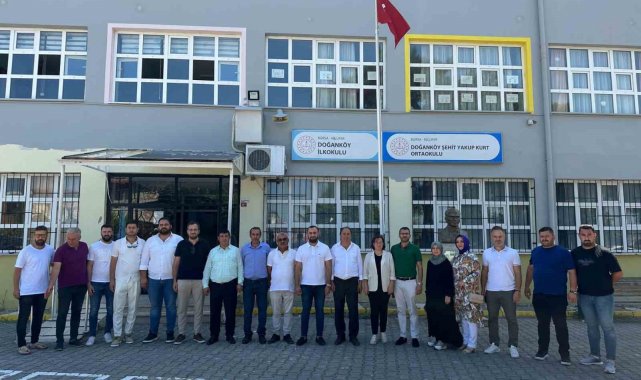 Fırçayı eline alan gönüllüller okulları boyadı