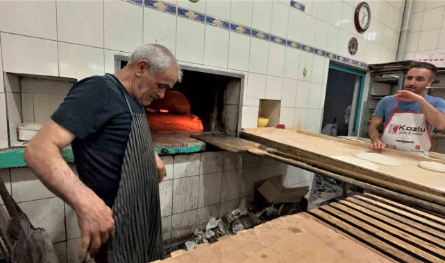 Fırıncılardan sıcaklığa ilginç yöntem: Soğuk duş alıp önlüklerini soğuk suda ıslatıyorlar