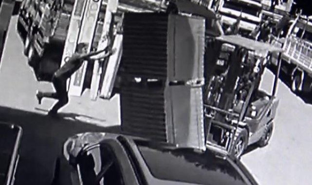 Forkliftten devrilen paletlerin altında kalan çocuk öldü