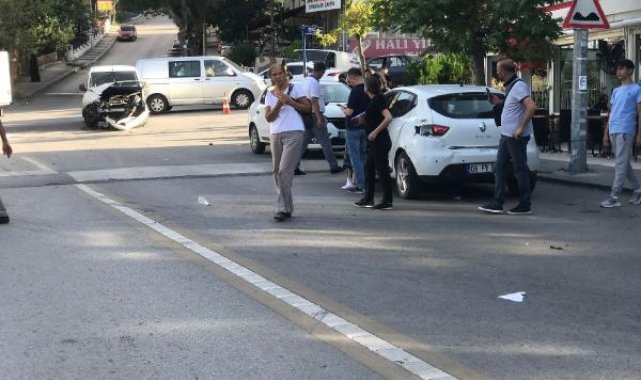 Freni boşalan midibüs, 2 otomobile çarparak durabildi: 2 yaralı