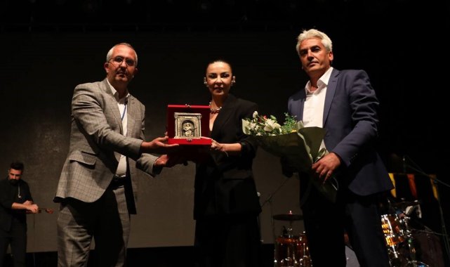 Geceye damgasını vuran Fatma Turgut sahne performansıyla büyüledi