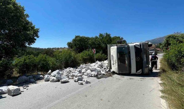 Gediz'de taş yüklü kamyon kaza yaptı, 1 yaralı