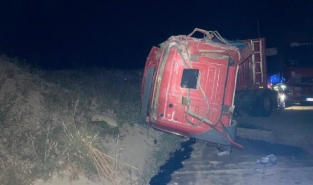 Gediz'de tomruk yüklü tır devrildi: 1 yaralı