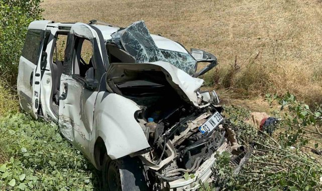 Gelin almadan dönen araç kaza yaptı, biri ağır 3 kişi yaralandı
