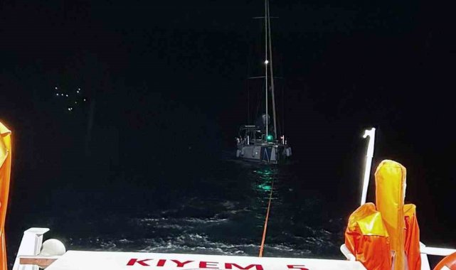 Gemiler Adası açıklarında arızalanan tekneyi KIYEM ekipleri kurtardı