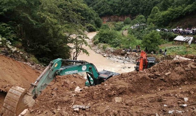 Giresun'da yağış nedeniyle meydana gelen göçük altında kalan işçiden umut kesiliyor