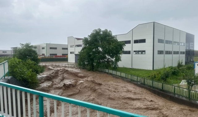 Giresun'un Piraziz ilçesinde Abdal Deresi taştı, ev ve iş yerlerini su bastı