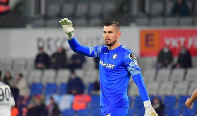 Göztepe kaleci Lis'i bitiriyor