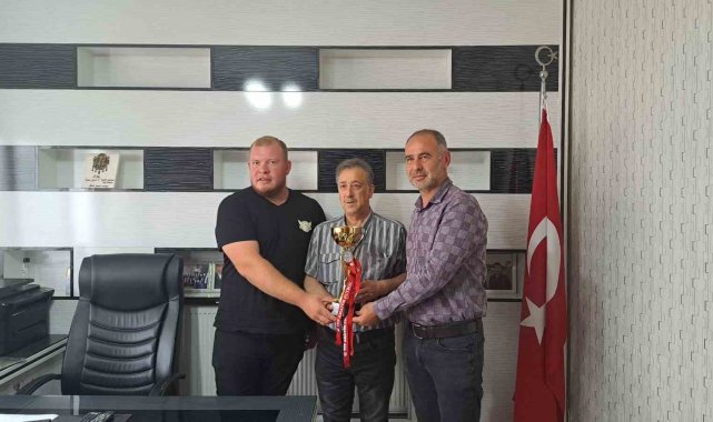 Gülümbespor şampiyonluk kupasını aldı