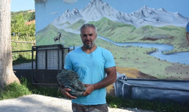 Gurbetçi ressam, köyünde keşfettiği taşları sanata kazandırıyor