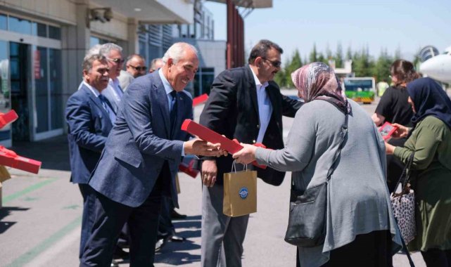 Gurbetçi vatandaşlar güllerle karşılandı