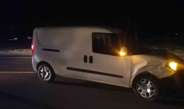 Hafif ticari araç ile otomobilin çarpıştığı kazada 2 kişi yaralandı