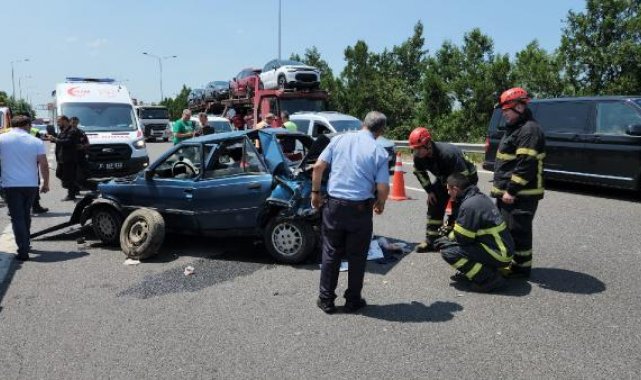 Hafif ticari araç, otomobile çarptı: 4'ü çocuk 9 yaralı