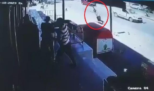 Hafif ticari aracın çarpmasıyla ağır yaralandı; savrulma anı kamerada