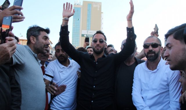 Hakan Çalhanoğlu'nun Bayburt ziyaretinde izdiham yaşandı