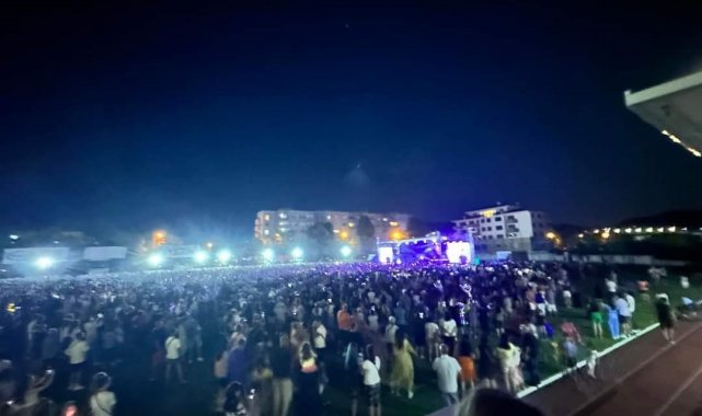 Hande Yener komşuyu salladı