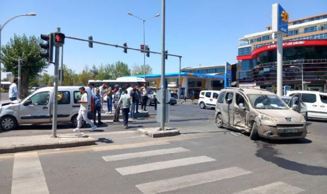 Hatalı dönüş yapan otomobil, zincirleme kazaya neden oldu; 1'i çocuk, 5 yaralı