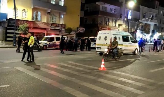 Husumetli ailelerin bıçaklı kavgasında 1'i polis 3 yaralı, 4 gözaltı
