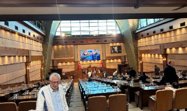 İBB meclisinde sinek ve sergi eleştirisi