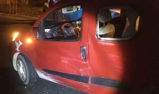 İki kamyonet çarpıştı: 2 yaralı