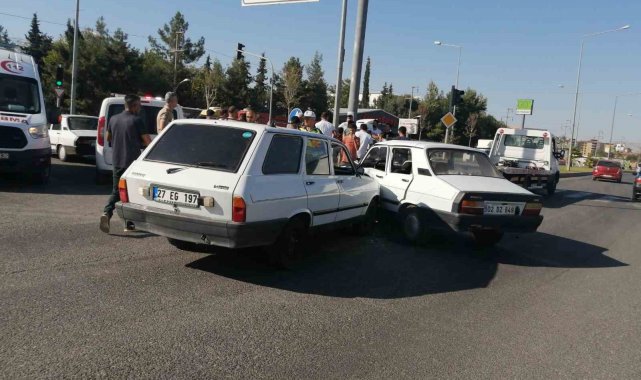 İki otomobilin çarpıştığı kazada 5 kişi yaralandı