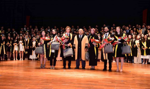 İnönü Üniversitesi Tıp Fakültesi'nde mezuniyet coşkusu