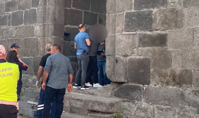 İntihar için kale surlarına çıkan şahsı polis ikna etti