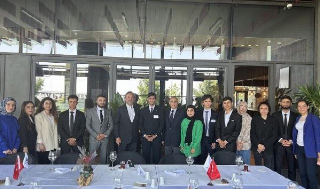 İş insanı Hamdi Akın'dan gençlere "Gelen şansı kaçırmamak için işinize odaklanın" tavsiyesi