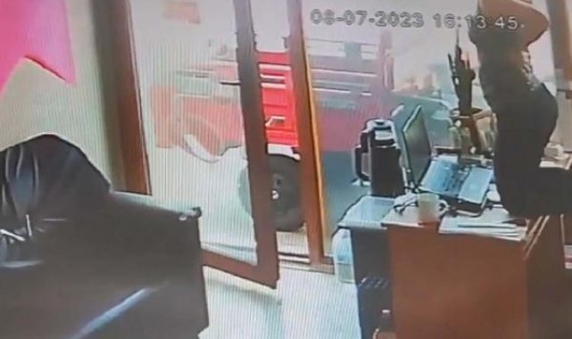 İş yerine yılan girdi, çalışan masaya çıktı