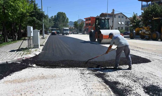 Isparta Belediyesi asfalt çalışmalarına devam ediyor