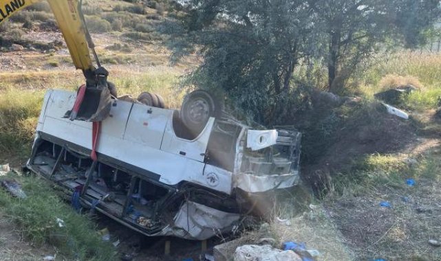 Isparta'da midibüs ile hafif ticari araç çarpıştı: 1 ölü, 36 yaralı