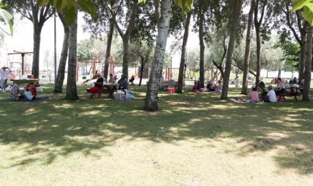 İstanbul'da sıcak havadan bunalanlar sahil ve park alanlarına koştu -2