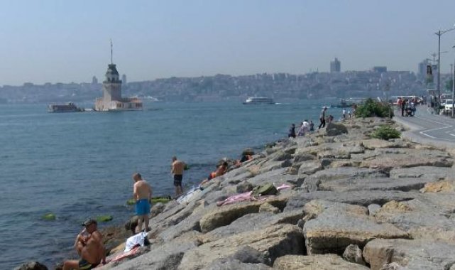 İstanbul'da sıcak havadan bunalanlar sahil ve park alanlarına koştu