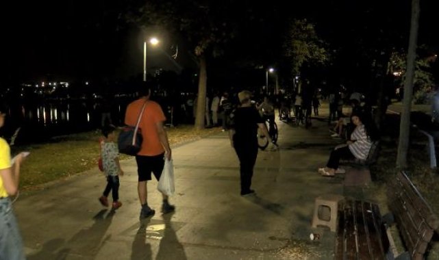 İstanbul'da sıcaklardan bunalan vatandaşlar, soluğu parklarda aldı