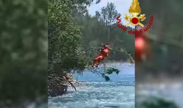 İtalya'da nehre düşen kadın, helikopterle kurtarıldı