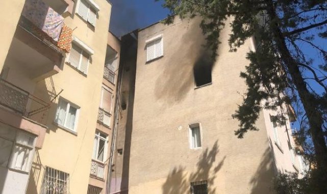 İtfaiye, yangın çıkan eve kapı açma aparatı ile girdi