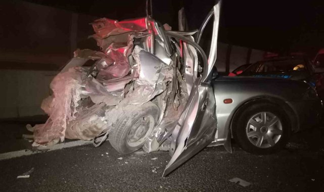 İzmir'de kamyon otomobile arkadan çarptı: 1 ölü, 2 yaralı