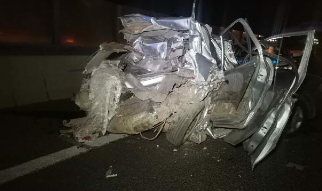 İzmir'de, kamyonet otoyolda duran otomobile çarptı: 1 ölü, 2 yaralı