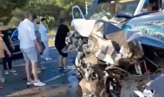 İzmir'de karşı şeride geçen otomobil, yolcu minibüsüyle çarpıştı: 4 ölü, 21 yaralı