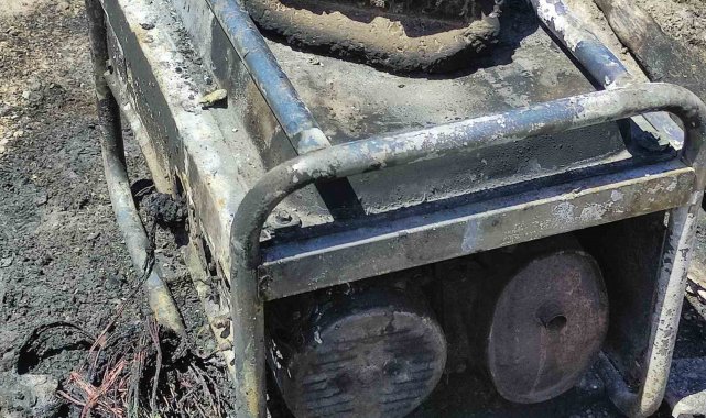Jeneratörden sıçrayan alevler arpa tarlasını sardı