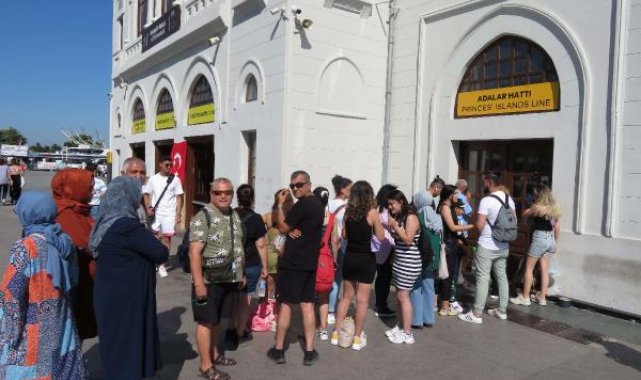 Kadıköy ve Kabataş iskelelerinde Adalar yoğunluğu