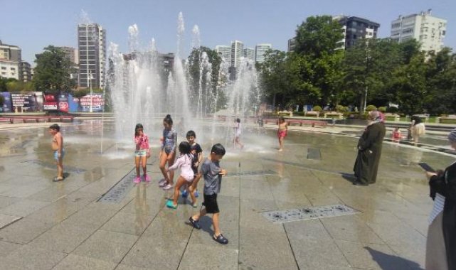 Kadıköy'de çocukların serinleme keyfi