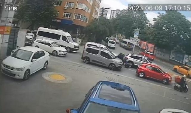 Kadıköy'de kırmızı ışıkta motosikletli hırsızlık kamerada