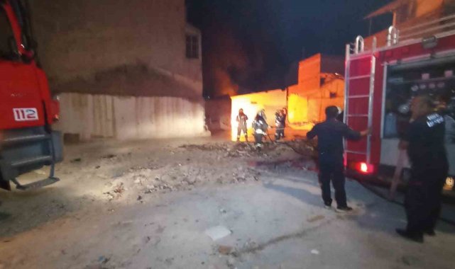 Kağıt toplanan depoda çıkan yangın iş yerlerine sıçramadan söndürüldü