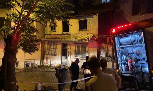 Kağıthane'de 2 katlı metruk bina alev alev yandı