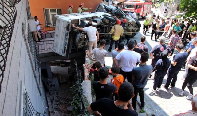 Kağıthane'de kamyonet paniği: Bir adımla kurtuldum